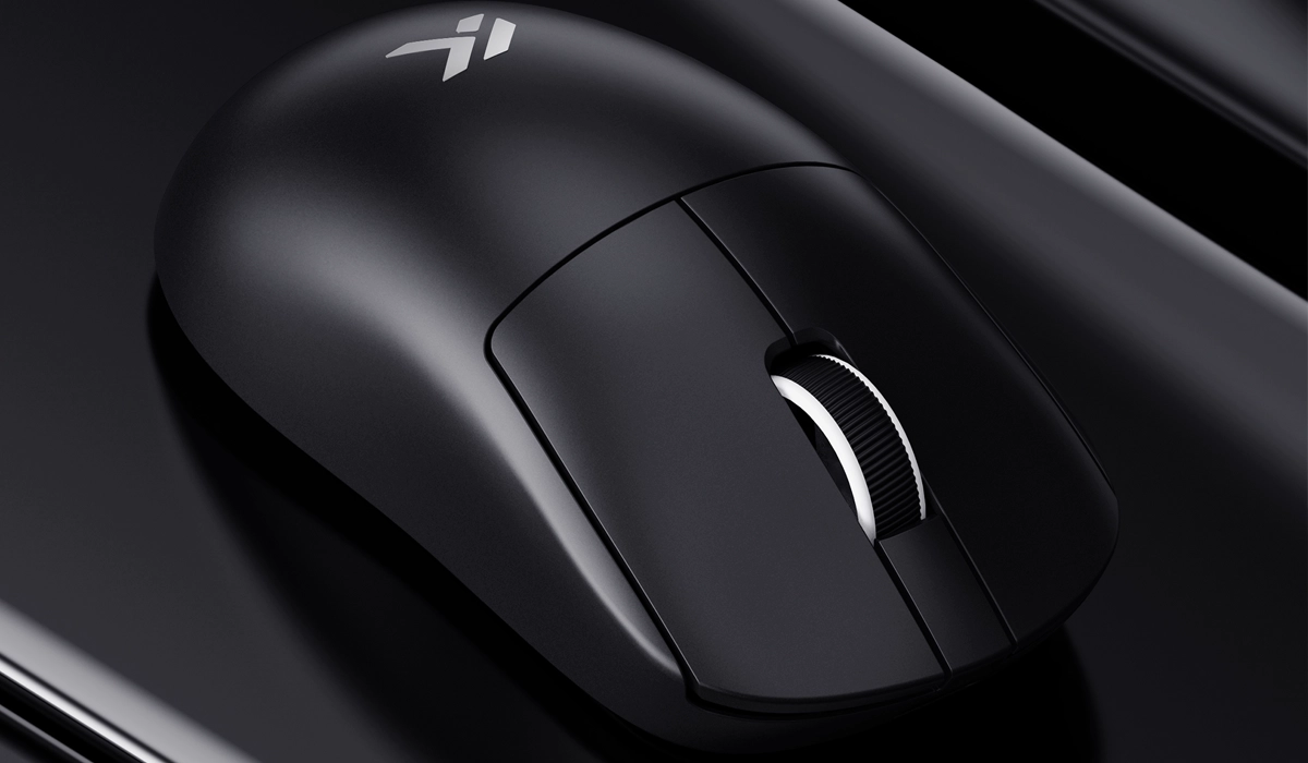 Czarna mysz komputerowa z logo na obudowie i widocznym kółkiem przewijania na gładkiej powierzchni.